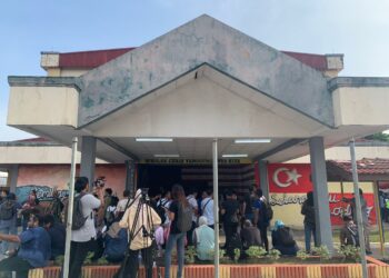 PETUGAS media menunggu di luar pekarangan Dewan SMK Sungai Pusu, Gombak, Selangor.