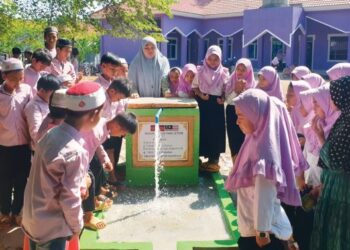 PELAJAR bersama guru gembira melihat telaga elektrik yang dibina sumbangan dermawan dari Jerantut di Kampung Chimoan, daerah Ponyekrek, Wilayah Tbongkhmom, Kemboja.