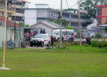 LOKASI seorang pelajar perempuan tingkatan satu ditemui maut selepas dipercayai jatuh dari tingkat dua bangunan sebuah sekolah menengah di Durian Daun, Melaka. - UTUSAN/SYAFEEQ AHMAD