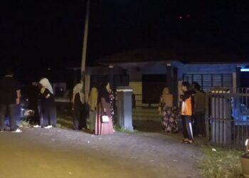 KENALAN dan saudara-mara berkumpul di rumah keluarga mangsa di Lubok China, Alor Gajah, Melaka. - UTUSAN/SYAFEEQ AHMAD