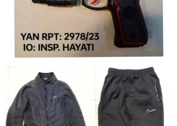 PISTOL mainan dan pakaian yang berjaya dirampas daripada seorang lelaki yang cuba melakukan samun di sebuah kedai serbaneka di Dulang, Yan.