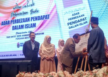 ANWAR Ibrahim menyempurnakan Majlis Peluncuran Buku Adab Perbezaan Pendapat Dalam Islam di Kompleks Islam Putrajaya, semalam. - UTUSAN/FAISOL MUSTAFA