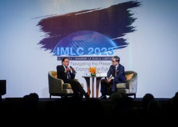 ANWAR Ibrahim dan moderator, Christopher Leong pada Persidangan Undang-Undang Malaysia Antarabangsa, di Hotel Shang Ri-La, di sini hari ini.-UTUSAN/SHIDDIEQIIN ZON