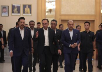 ANWAR Ibrahim ketika hadir Majlis Perhinpunan Bulanan bersama warga JPM di  Putrajaya. - UTUSAN/FAISOL MUSTAFA