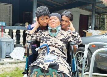 NORAINI Ahmad bersama cucunya ketika ditemui Kampung Serkai Jadi, Tronoh dekat Batu Gajah, Perak, semalam. – UTUSAN/LIYANA RAMLI