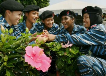 PIHAK yang tidak berpuas hati terhadap pemilihan bunga raya merah sebagai bunga kebangsaan melabelnya sebagai bunga yang cepat layu, tidak berbau wangi dan tidak menarik. – GAMBAR HIASAN