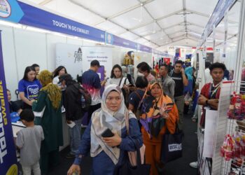 AKTIVITI perniagaan dalam platform e-dagang dijangka terus berkembang menjelang 2025 antaranya melalui sektor perusahaan mikro, kecil dan sederhana (PMKS). – UTUSAN/AMIR KHALID