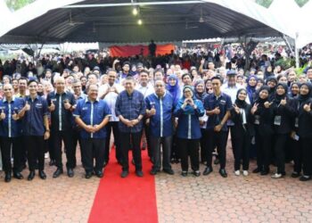 SALAHUDDIN Ayub (tengah) bergambar bersama-sama Naib Canselor Universiti Utara Malaysia (UUM), Prof. Dr. Mohd. Foad Sakdan (kiri beliau), pegawai-pegawai kanan dan mahasiswa universiti terbabit selepas melancarkan Jelajah Jualan Rahmah Peringkat Negeri Kedah sempena Pesta Konvokesyen Ke-35 UUM, 21 Julai lalu.