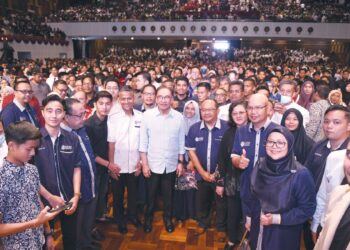 ANWAR Ibrahim (tengah) dan Mohd. Foad Sakdan (kanan beliau) disambut mahasiswa dan pelajar di Universiti Utara Malaysia (UUM), Sintok, Kedah, Sabtu lalu.