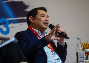 RAFIZI Ramli bercakap pada forum ‘The Economy - On Track or Sidetracked ?’, pada Persidangan Undang-Undang Antarabangsa Malaysia, di Hotel Shang Ri-La, di sini hari ini. -UTUSAN/SHIDDIEQIIN ZON