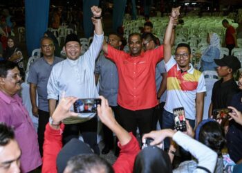 R. RAMANAN (tengah) mengangkat tangan bersama dua calon Pakatan Harapan (PH), bagi DUN Kota Damansara, Muhammad Izuan Ahmad (kanan) dan DUN Paya Jaras, Mohd. Khairuddin Othman (kiri) semasa ceramah Arus Merah Kuning di Subang Bestari, semalam.