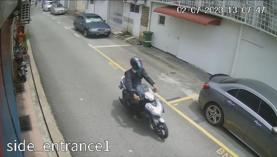 Guru rugi RM30,000 rantai emas diragut - Utusan Malaysia