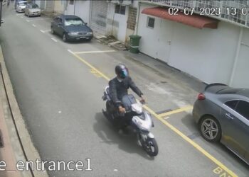 GAMBAR suspek dipercayai terlibat kes ragut yang kelihatan melalui rakaman kamera litar tertutup (CCTV) di sebuah pasaraya di Jalan Mok Hee Kiang, Mentakab di Temerloh, Pahang. - FOTO IHSAN PDRM