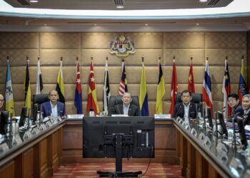 FADILLAH Yusof mempengerusikan Mesyuarat Jawatankuasa Khas Sabah Sarawak di Jabatan Perdana Menteri di Putrajaya. - UTUSAN/FAIZ ALIF ZUBIR