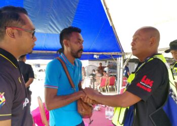 HANYAN Ramlan (kanan) menenangkan Shahrizal Saliman  selepas mayat kesembilan mangsa tragedi kepala air disahkan adiknya, Muhammad Fikri Saliman di Balai Polis Air Putih, Kemaman, hari ini. - UTUSAN/NIK NUR IZZATUL HAZWAN NIK ADNAN