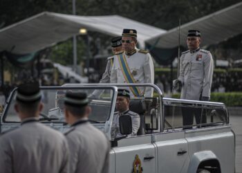 SAIFUDDIN Nasution Ismail  melakukan pemeriksaan barisan kawalan kehormat semasa majlis Sambutan Hari Imigresen 2023 di Putrajaya. - UTUSAN/FAIZ ALIF ZUBIR