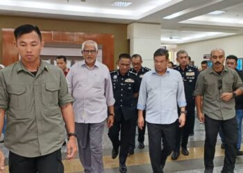 SAIFUDDIN Nasution Ismail (tengah) ditemani Mahfuz Omar dan Fisol Salleh menziarahi Salahuddin Ayub yang baru selesai menjalani pembedahan akibat pendarahan otak di HSB, Alor Setar.