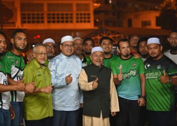 TUAN Ibrahim Tuan Man (tiga dari kanan) bergambar bersama pemimpin dan penyokonhg Pas selepas  ceramah pilihan raya di Gong Bilal, Kuala Terengganu, malam tadi. - UTUSAN/KAMALIZA KAMARUDDIN