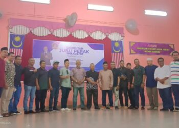 SHAFRUDDIN Ali Hussin (lapan, kiri) bersama sebahagian bekas pelajar dan guru SMKA Durian Guling sempena sambutan Hari Jubli Perak sekolah itu di Marang, semalam.