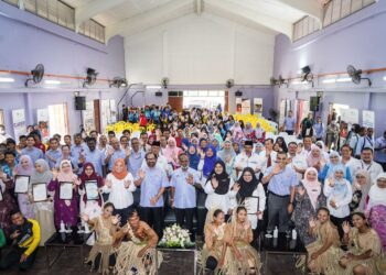 V. Sivakumar melancarkan Program Eksplorasi Karier Peringkat Kebangsaan di SMK Batu Laut, Tanjung Sepat, Selangor. - UTUSAN/IQBAL ROSLI