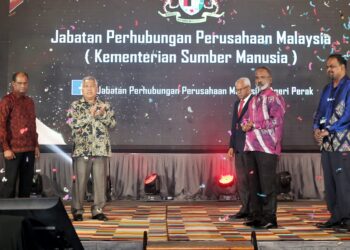 V. SIVAKUMAR (dua dari kanan) merasmikan Simposium Keharmonian Perusahaan Negeri Perak di Meru, Ipoh hari ini. - UTUSAN/MUHAMAD NAZREEN SYAH MUSTHAFA