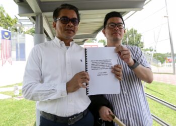 JUNZ Wong (kanan) dan Mohd. Azis Jamman (kiri) membuat laporan SPRM berhubung siasatan terhadap sebuah jabatan air yang menyebabkan masalah kekurangan bekalan air di Sabah di Ibu Pejabat SPRM, Putrajaya. - UTUSAN/FAISOL MUSTAFA