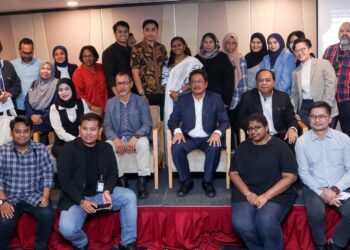 AZAM Baki (duduk tengah) bergambar dengan pengamal media selepas program pemantapan rakan strategik media SPRM di Putrajaya. - UTUSAN/FAISOL MUSTAFA