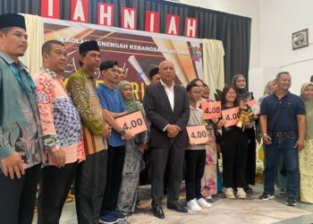 MOHAMAD AIMAN HAZIQ  Mohalis (empat dari kiri, Nashriq Ammar Suradi (tujuh dari kiri) dan Efa Samura Anwar (lima dari kanan) yang memperoleh keputusan cemerlang STPM PNGK 4.0 memilih melanjutkan pengajian dalam jurusan ekonomi.