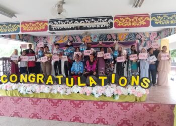 PELAJAR Orang Asli yang mencatatkan Purata Nilai Gred Keseluruhan (PNGK) yang membanggakan apabila keputusan Sijil Tinggi Persekolahan Malaysia (STPM) 2022 diumumkan di SMK Toh Muda Abdul Aziz, Sungai Siput, kelmarin. – UTUSAN/FADZIL ZAINOL