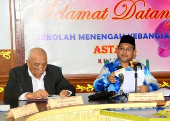 ABDUL RAHIM Mohd. Yunus (kanan) sidang akhbar pengumuman keputusan STPM 2022 Sekolah-Sekolah Negeri Pahang di SMK Astana di Kuantan, Pahang. - FOTO/SHAIKH AHMAD RAZIF