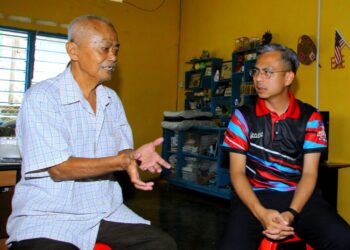 FAHMI Fadzil (kanan) ketika melawat bekas wartawan sambilan, Ng Kan Seng di Kampar. - UTUSAN
