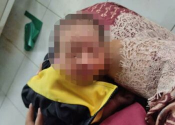 KEADAAN bayi  perempuan yang ditemukan di atas lantai sebuah kedai menjual ayam di  Jabur Kubur, Jalan Air Putih, , Terengganu.