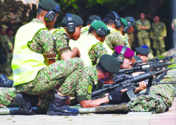 Tengku Amir Shah Sultan Sharafuddin Idris Shah bersedia untuk menembak dalam acara jemputan jatuh piring dari jarak 300 meter di Lapang Sasar 400M Kem Terendak, Melaka. UTUSAN/AMRAN MULUP