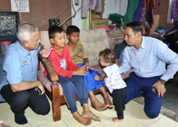 MOHD. Azlan Helmi Helmi  (kanan) melawat rumah keluarga pelajar tiada dokumen kelahiran dan kad pengenalan diri di Kampung Tebing Tinggi, Malim Nawar dekat Kampar hari ini - UTUSAN/MUHAMAD NAZREEN SYAH MUSTHAFA