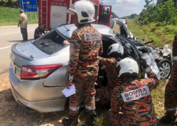 ANGGOTA bomba mengeluarkan mangsa yang tersepit dalam kejadian kemalangan maut melibatkan tiga kenderaan di Kilometer 65 Jalan Kuantan-Segamat di Pekan, Pahang.