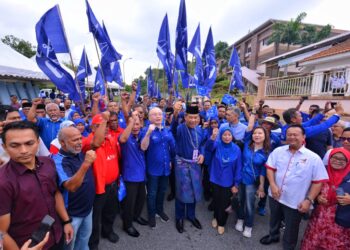 MOHAMAD Hasan tiba di Pusat Penamaan Calon DUN Rantau di Sekolah Kebangsaan Bandar Sri Sendayan, Sendayan, Seremban bagi mempertahan kerusi DUN Rantau pada PRN kali ini. - UTUSAN/MOHD. SHAHJEHAN MAAMIN