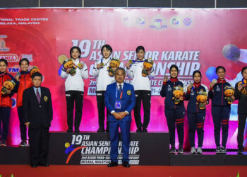 Mohd. Ali Mohd. Rustam bersama pemenang trio Kata wanita di Kejohanan Karate Asia ke-19 di MITC, Ayer Keroh, Melaka. UTUSAN/AMRAN MULUP