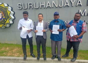 VASANTHA (dua dari kiri) menunjukkan memorandum yang dihantar kepada SPRM berhubung isu rasuah membabitkan V Sivakumar di ibu pejabat SPRM, Putrajaya. - UTUSAN/MOHD HUSNI MOHD NOOR