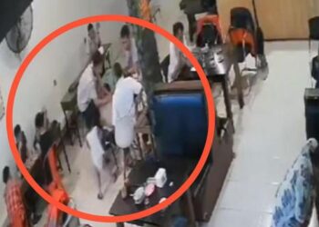 TANGKAP layar kamera litar tertutup menunjukkan seorak doktor menampar kanak-kanak lelaki berusia tiga tahun sehingga terjatuh di sebuah kedai kopi di Makassar. - AGENSI
