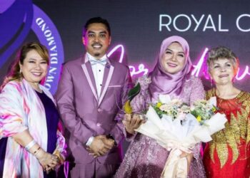 NORHIDAWATI Abdul Aziz (dua dari kanan) menerima anugerah Royal Crown Diamond daripada syarikat peneraju minyak pati aroma terapi dan penyelesaian kesejahteraan antarabangsa berpengakalan di Utah, AS, baru-baru ini.