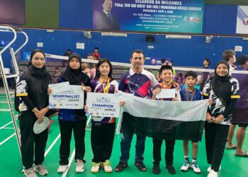 CHONG Wan Xin (tiga dari kiri) bersama pemain badminton Pahang yang menang pingat emas dan gangsa Kejohanan Badminton Affin-100Plus Junior Elite Tour di Selangor.