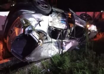 KEADAAN SUV dinaiki warga asing yang terbabas menyebabkan seorang maut di Sitiawan semalam. - UTUSAN/IHSAN JBPM