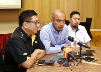 SYED Muhd Naguib Syed Mohd (tengah) dalam sidang akhbar pada  sesi ramah mesra bersama pengamal media Perak di Ipoh. - UTUSAN/MUHAMAD NAZREEN SYAH MUSTHAFA