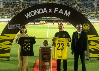 Naib Presiden Pemasaran Etika, Amy Gan (kiri) bersama Naib Presiden Persatuan Bola Sepak Malaysia (FAM), Mohd Joehari Mohd Ayub bergambar bersama jersi ketika kerjasama antara Wonda Coffee dan FAM diumumkan di Kuala Lumpur baru-baru ini.