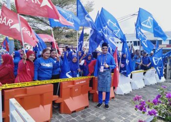 MOHAMAD Fadzil Zolkipli bersama penyokong PH dan BN selepas penamaan calon DUN Sungai Tiang dan Tokai di Pendang.