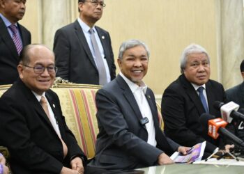 AHMAD Zahid Hamidi (tengah) dalam sidang akhbar selepas menghadiri Mesyuarat Penyelarasan Kementerian Kemajuan Desa dan Wilayah (KKDW) bersama Kerajaan Sarawak, di Wisma Bapa Malaysia, Kuching hari ini.