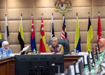 AHMAD Zahid Hamidi mempengerusikan Mesyuarat Majlis Sosial Negara Bil 2 Tahun 2023 di Putrajaya. - UTUSAN/FAISOL MUSTAFA