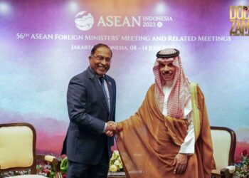 ZAMBRY Abdul Kadir mengadakan pertemuan dua hala dengan rakan sejawatnya dari Arab Saudi, Putera Faisal Farhan ketika Mesyuarat-Menteri-Menteri Luar Negeri ASEAN Ke-56, di Jakarta, Indonesia. - GAMBAR IHSAN WISMA PUTRA