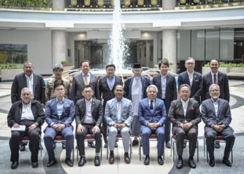 ZAMBRY Abd Kadir (tengah) bergambar bersama ahli mesyuarat Majlis Perundingan Mengenai Dasar Luar Negeri di Kementerian Luar Negeri, Putrajaya. - UTUSAN/FAIZ ALIF ZUBIR