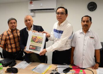 ZAMRI Yaakob (dua dari kiri) menunjukkan dokumen Projek Pembangunan Tanaman Kelapa Sawit dilaksanakan PASFA di Pekan dalam sidang akhbar di Kuantan, Pahang. - FOTO/SHAIKH AHMAD RAZIF